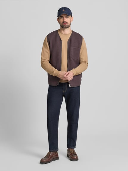 Männermodel trägt T-Shirt mit Label-Stitching van Scotch & Soda, regular fit, geribde ronde hals, gemaakt van katoen, Ganzkörperansicht von vorne.