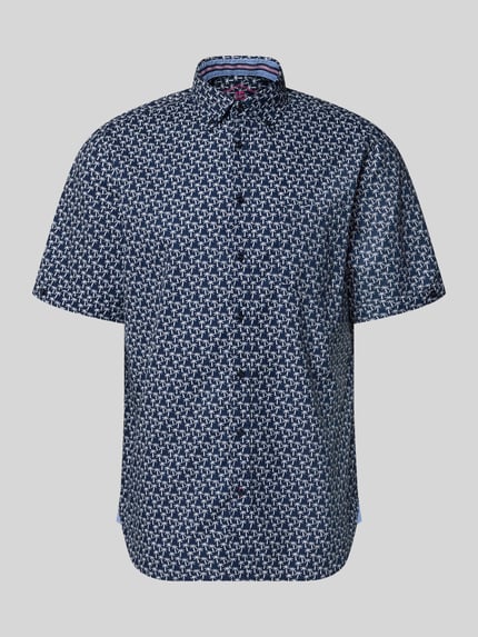 Produktfoto, Regular Fit Freizeithemd mit Button-Down-Kragen von Christian Berg Men aus reiner Baumwolle im dunkelblauen Allover-Look.
