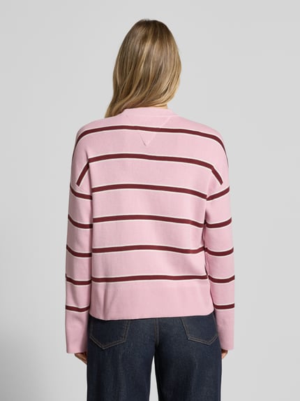 Vrouwenmodel draagt Regular Fit Sweatshirt aus reiner Baumwolle van Tommy Hilfiger in roze met gestreept all-over motief, lange mouwen, ronde hals, geribde mouwboorden en rompzoom, fijngebreid van puur katoen, logostitching, volledig van achteren bekeken.