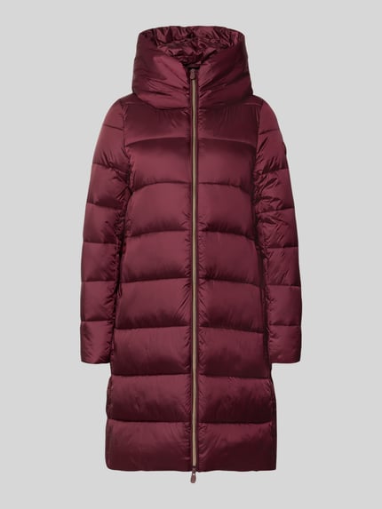 Produktfoto, bordeauxroter Steppmantel mit Kapuze Modell 'LYSA' von Save The Duck, gerader Schnitt, wattierte Struktur, Zweiwege-Reißverschluss, Label-Patch und seitliche Eingrifftaschen, glatte Oberfläche, Mode für Damen.