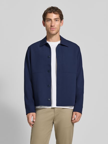 Männermodel trägt Regular Fit Hemdjacke mit Viskose-Anteil von Jake*s Studio Men in Dunkelblau, glatte Textur, Ganzkörperansicht von vorne.