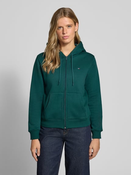 Vrouwenmodel draagt Regular Fit sweatjack van katoenmix van Tommy Jeans in donkergroen met fijne textuur, Dames sweatjack, volledige lichaamsvoorzijde