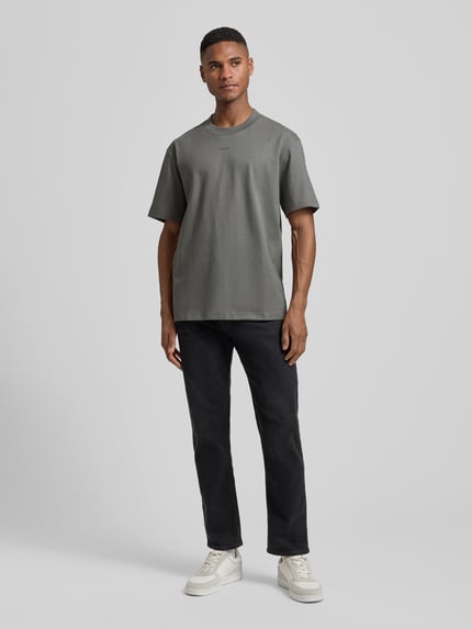 Männermodel trägt Herren T-Shirt Regular Fit aus reiner Baumwolle Modell 'DAPOLINO' von HUGO, Optik: Unifarben, Label-Schriftzug, Ganzkörperansicht von vorne.