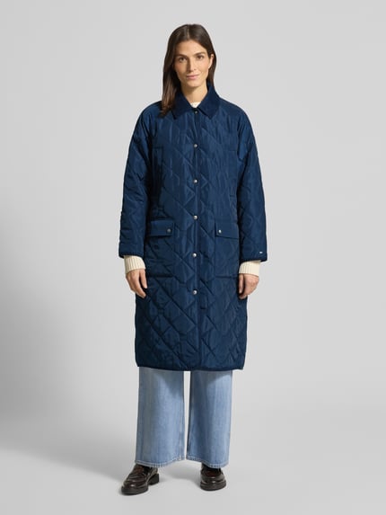 Kobiece modelka nosi Regular Fit Steppmantel mit Logo-Details od Tommy Hilfiger, granatowy, pikowany, długie rękawy, widok z przodu całościowy.
