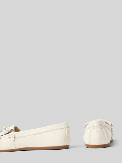 Produktfoto, Mokassins aus echtem Leder mit Zierschleife von INUOVO in Creme, abgerundete Passform, Zierbesatz, Absatzhöhe 1 cm, Schafthöhe 6 cm, Schaftweite 14 cm.