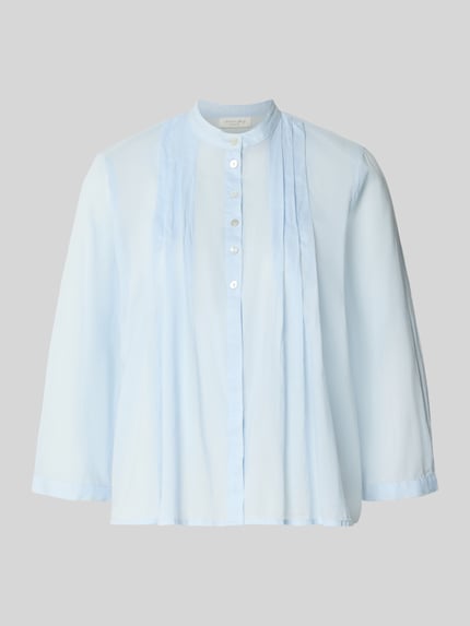 Produktfoto, Regular Fit Bluse mit Drapierungen und 3/4-Arm von Christian Berg Woman in Hellblau, Stehkragen, Knopfleiste, glatte Struktur, Rückenlänge 58 cm, Ärmellänge 46 cm