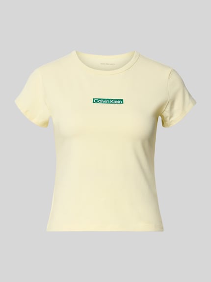 Produktfoto, T-shirt mit Rundhalsausschnitt und Label-Print von Calvin Klein Jeans, mieszanka bawełny i elastanu, krój slim fit, okrągły dekolt, nadruk z logo, damski t-shirt, długość tyłu w rozmiarze S: 42 cm, kolor jasny żółty, gładka struktura