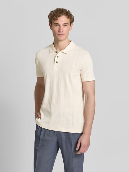 Männermodel trägt Regular Fit poloshirt mit korte knoopsluiting van Lindbergh, puur katoen, jacquardtricot, polokraag, ruglengte maat M 70 cm, Ganzkörperansicht van voren.