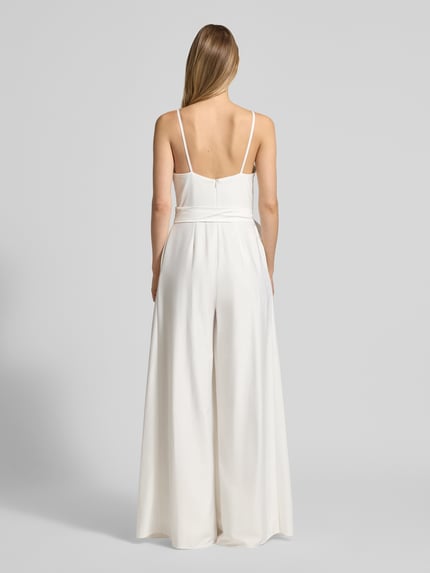 Frauenmodel trägt Jumpsuit mit Wasserfall-Ausschnitt und Spaghettiträgern von Hey Kyla in weißem Satin, Bindegürtel, taillierter Schnitt, Rückansicht, Ganzkörperansicht Rückansicht.