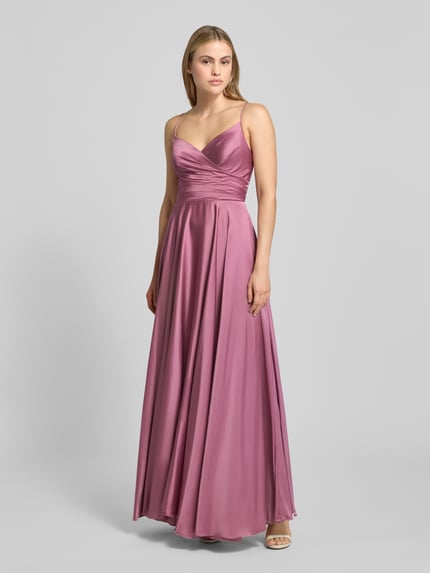 Vrouwenmodel draagt avondkleid uit satijn met rugvetersluiting van Hey Kyla, A-lijn, maxi, V-hals, paars, geheel van voren.