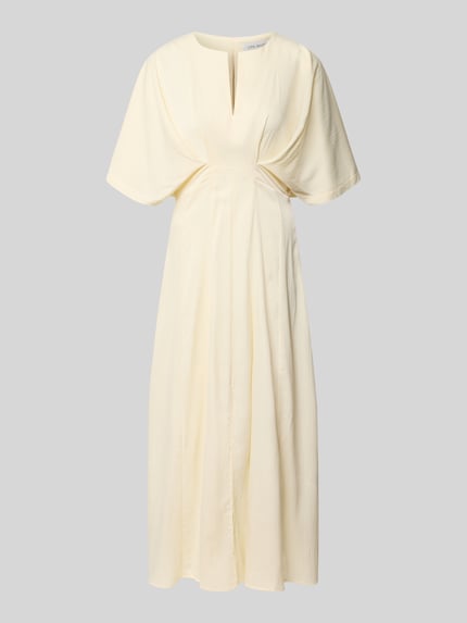 Produktfoto, Midikleid mit V-Ausschnitt Modell 'VIANNA' von Copenhagen Muse in Creme, Taillierter Schnitt, Drapierungen, seidige Textur, Größe S: Rückenlänge 130 cm, Brustweite 40 cm, Ärmellänge 28 cm