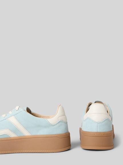 Produktfoto, Sneaker aus echtem Leder Modell 'Cuzmani' von Gant in Hellblau und Weiß, abgerundete Passform, Logo-Print, 4 cm Absatzhöhe, 7 cm Schafthöhe, 9 cm Schaftweite, sichtbare Struktur und glatte sowie raue Texturen.