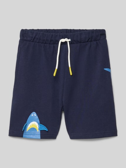 Produktfoto, szorty z nadrukiem z motywem i elastycznym pasem 'Shorts mit Motiv-Print und elastischem Bund' od Blue Seven, bawełna, krój regular fit, nadruk z motywem, elastyczny pas, szerokość w rozmiarze 116: 27 cm, długość wewnętrzna nogawki w rozmiarze 116: 10 cm