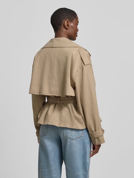 Frauenmodel trägt Boxy Fit Trenchcoat-Jacke aus Baumwoll-Leinen-Mix Modell 'ACLUNDA-1-W' von HUGO, Optik: Unifarben, Ganzkörperansicht Rückansicht