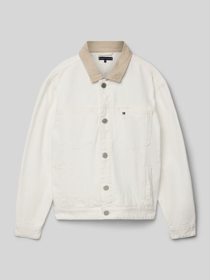 Produktfoto, Oversized Jeansjacke aus reiner Baumwolle von Tommy Hilfiger Teens in offwhite mit beigem Umlegekragen, denimstructuur, borstzakken, knoopsluiting, logo-applicatie.