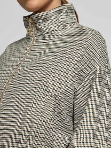 Frauenmodel trägt Regular Fit Kurzblazer mit Allover-Muster Modell 'AMEFINE' von HUGO, Hahnentritt, Stehkragen, Nahaufnahme Oberkörper