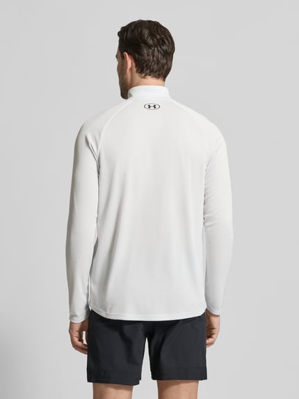 Männermodel trägt wit 'Sweatshirt mit kurzem Reißverschluss und Logo-Print' van Under Armour, rechte fit, opstaande kraag, korte rits, logo-print, ruglengte maat M 74 cm, mouwlengte maat M 64 cm, geheel witte kleur, zachte gladde textuur, geheel zicht van achteren
