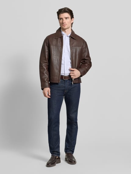 Männermodel trägt Slim Fit Freizeithemd aus reiner Baumwolle Modell 'H-ROAN' von BOSS mit Allover-Muster und Knopfleiste, Ganzkörperansicht von vorne.