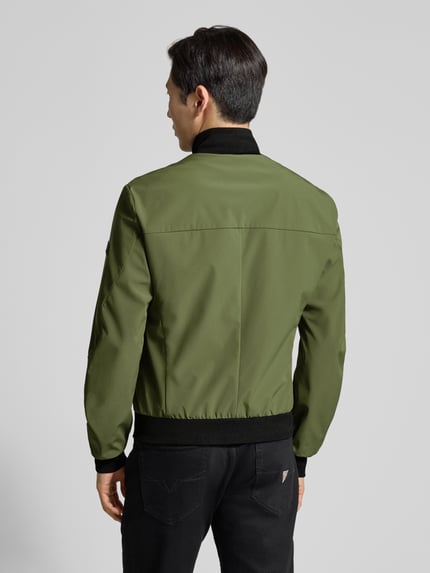 Männermodel trägt Jacke mit Stehkragen Modell 'POTOSI' von Peuterey in Olivgrün, Material-Mix, Regular Fit, Ganzkörperansicht Rückansicht.