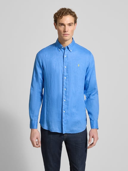 Männermodel draagt Freizeithemd aus reinem Leinen van Polo Ralph Lauren in helderblauw, rechte snit, knoopsluiting, Label-Stitching, Ganzkörperansicht von vorne. Regular Fit, button-down kraag, linnen textuur, maat M: ruglengte 79 cm, schouderbreedte 45 cm, mouwlengte 65 cm.