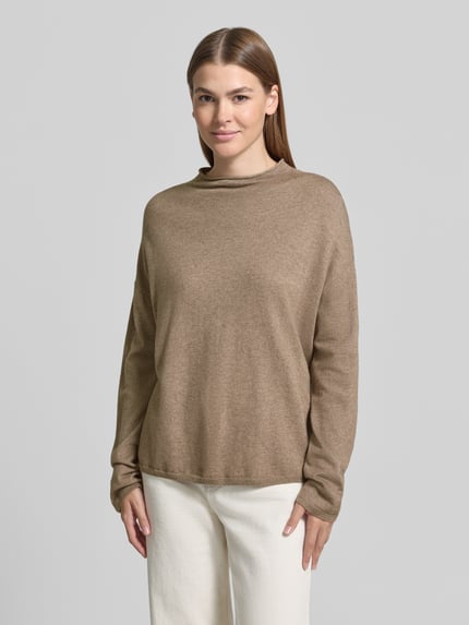 Frauenmodel trägt Turtleneck mit Mock Neck von MARC O’POLO in Beige, Feinstrick, Relaxed Fit, lange Ärmel, strukturierte Optik, Ganzkörperansicht von vorne.