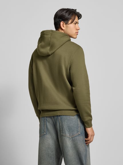 Männermodel draagt Regular Fit Hoodie uit katoenmix van Tommy Jeans, look: effen, lange mouw, fleece, achterkant, katoenmix, Ganzkörperansicht Rückansicht.