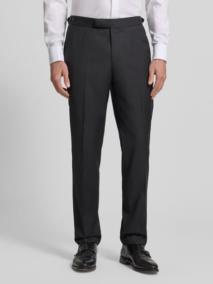 Männermodel trägt Stoffhose mit Bundfalten von Wilvorst in Schwarz, gerader Schnitt, aus Baumwoll-Mix, Ganzkörperansicht von vorne.