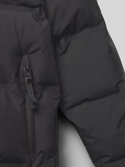 Produktfoto, czarna Regular Fit Steppjacke mit Logo-Applikation Modell 'Fusion' od Jack & Jones, pikowana faktura, zamek z klapką, kieszeń na zamek, dziecięca kurtka z ocieplaną kapturem, długość tyłu 60 cm, szerokość ramion 40 cm, długość rękawa 60 cm.