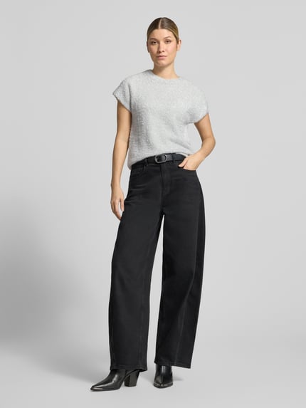 Kobiece modelka nosi sweter z dzianiny Regular Fit z mieszanki wiskozy Model 'ANILES' od ICHI, krótki rękaw, długość tyłu w rozmiarze S 52 cm, widok całej sylwetki z przodu.