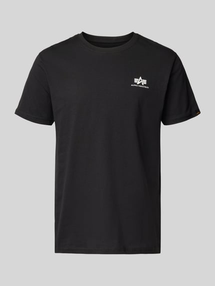 Produktfoto, schwarzes T-Shirt mit Logo und Rundhalsausschnitt von Alpha Industries aus reiner Baumwolle, Regular Fit, neutraler Hintergrund