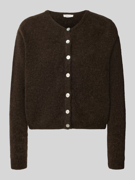 Produktfoto, ciemnobrązowy kardigan wełniany Relaxed Fit Cardigan aus Woll-Alpaka-Mix Modell 'VITOW' od American Vintage, Imitacja dzianiny, elastyczna mieszanka wełny i alpaki, listwa guzikowa, okrągły dekolt, długość tyłu w rozmiarze S 52 cm, długość rękawów w rozmiarze S 56 cm