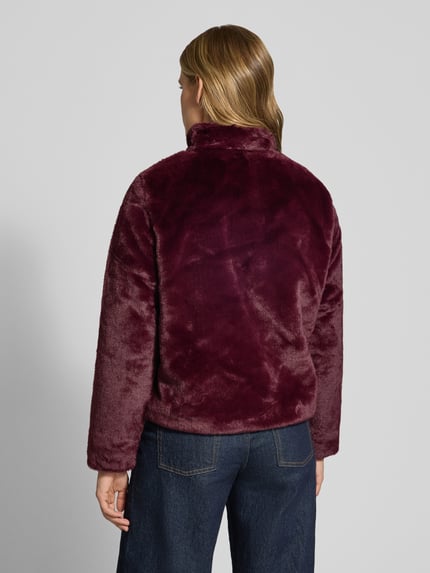 Frauenmodel trägt Regular Fit Webpelzjacke mit Stehkragen Modell 'NEWVIDA' von ONLY in Dunkelrot, flauschige Textur, Damen Teddy- / Webpelzjacke, Ganzkörperansicht Rückansicht.