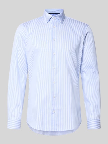 Produktfoto, Slim Fit Business-Hemd mit Kentkragen von Jake*s, bawełna, krój slim fit, pasek z guzikami, mankiety sportowe, zaokrąglony dół, wydłużony tył, długość pleców w rozmiarze 39/40: 78 cm, szerokość w rozmiarze 39/40: 47 cm, długość rękawa w rozmiarze 39/40: 66 cm, jasnoniebieskie paski, gładka tekstura
