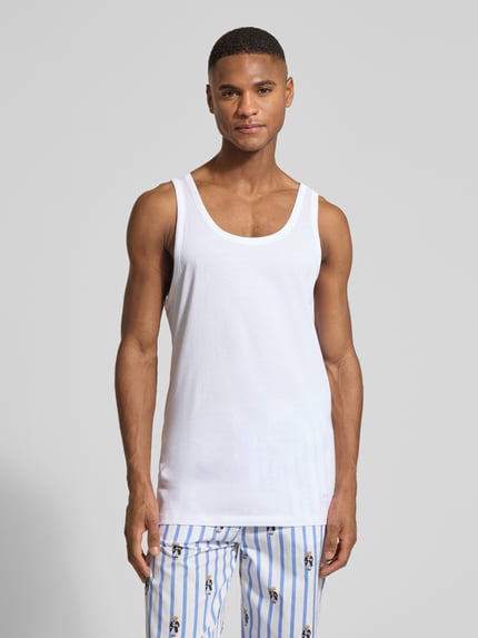 Męski model nosi Tank Top mit Label-Detail im 3er-Pack Modell 'Modern' od BOSS, mieszanka bawełny i elastanu, dopasowany krój, szerokie ramiączka, detal z logo, widok całej sylwetki z przodu