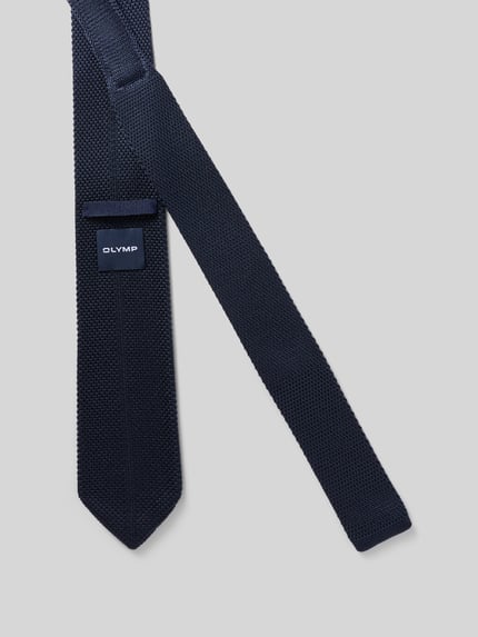 Produktfoto, dunkelblaue Krawatte aus reiner Seide Modell '7,5 cm' von OLYMP, feine Struktur, klare Linien, neutraler Hintergrund