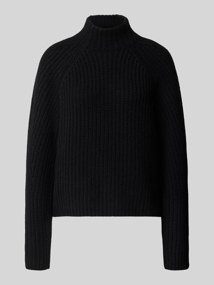 Produktfoto, schwarzer Strickpullover aus Kaschmir-Baumwoll-Mix Modell 'LONA' von 0039 Italy, Regular Fit, Stehkragen, glatte Textur.
