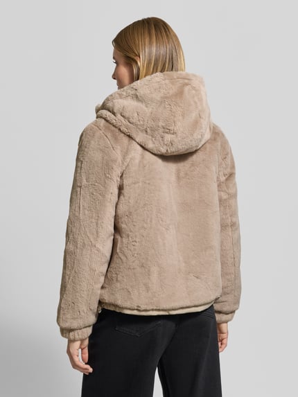 Frauenmodel trägt Teddyjacke mit wendbareem Design von TOM TAILOR in Beige, unifarben, strukturierte Webware mit Kapuze, Ganzkörperansicht Rückansicht.