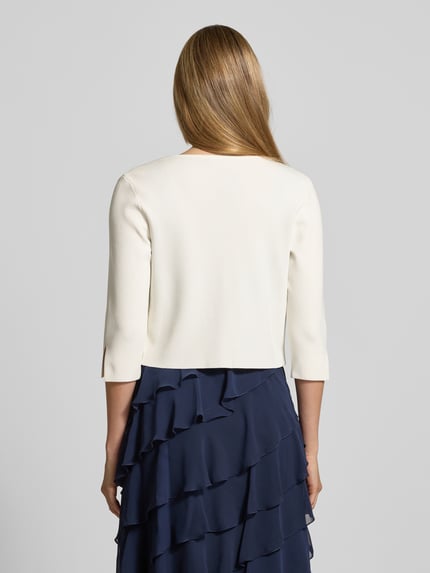 Frauenmodel trägt Regular Fit Bolero aus Viskose-Mix von Vera Mont, unifarben, cropped, geschlitzte Ärmel, Ganzkörperansicht Rückansicht.