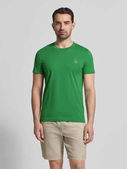 Männermodel trägt Slim Fit T-Shirt mit Rundhalsausschnitt von PAUL SMITH in Grün aus reiner Baumwolle, Frontansicht, Ganzkörperansicht von vorne.