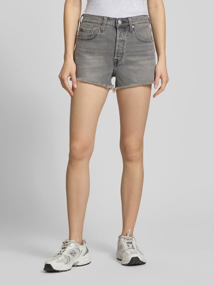 Frauenmodel trägt Regular Fit Jeansshorts aus Baumwoll-Mix Modell '501®' von Levi's®, grauer Denim, 5-Pocket, Label Patch, Ganzkörperansicht von vorne.