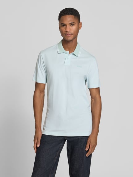 Männermodel trägt Relaxed Fit Poloshirt aus reiner Baumwolle Modell 'PEOXFORDNEW' von BOSS, Mehrfarbig, Logo-Print, Ganzkörperansicht von vorne.