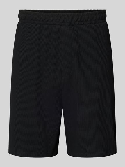 Produktfoto, Relaxed Fit Sweatshorts aus reiner Baumwolle von Tom Tailor Denim in Schwarz, Optik: Unifarben, Materialverarbeitung: Rippstrick, elastischer Bundabschluss, seitliche Eingrifftaschen, Gesäßtasche