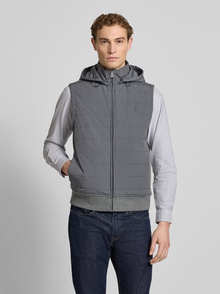 Mannenmodel draagt 'Regular Fit Steppweste aus Baumwoll-Mix' van Polo Ralph Lauren in grijs, structuur, ritssluiting, labeldetail, piqué katoenmix, unicolor, met capuchon, zijzakken. Vooraanzicht bovenlichaam.