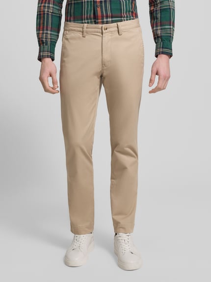 Männermodel trägt stoffen broek met steekzakken en achterzakken van Polo Ralph Lauren, mix van katoen en elastaan, slim fit, knoop- en ritssluiting, bandwijdte 43 cm, binnenbeenlengte 80 cm, heren, voorkant, lichaamsopname gehele lengte.
