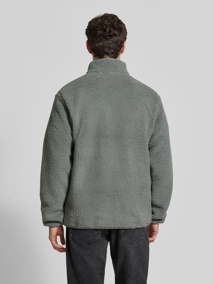 Männermodel trägt Regular Fit Fleecejacke mit Logo-Patch von Columbia in Grau mit Brusttasche, Ganzkörperansicht Rückansicht.