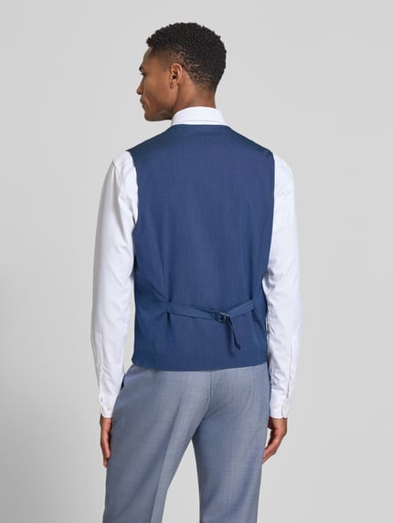 Männermodel trägt Regular Fit Anzugweste mit Viskose-Anteil van s.Oliver BLACK LABEL in mêlee look met cinch en paspelzakken, ganzlichaamsaanzicht achterkant.
