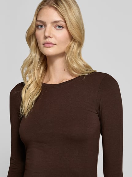 Frauenmodel trägt Slim Fit Basic Langarmshirt aus Baumwollmix von REVIEW, dunkelbraun, Rundhalsausschnitt, Nahaufnahme Oberkörper.
