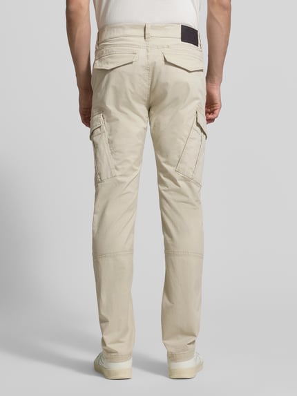 Mannelijk model draagt Regular Fit cargobroek uit katoenmix van s.Oliver RED LABEL, look: effen kleuren, straight leg, labelpatch, studs, riemlussen, steekzakken, achterzakken, cargozakken, ganzkörperansicht rückansicht.