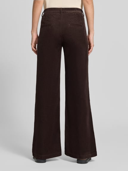 Vrouwenmodel draagt donkerbruine wide leg corduroy broek van katoenmix model 'MAINE' van Brax, Dames corduroy broek, volledige rugaanzicht.