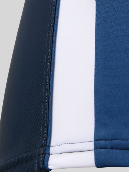 Produktfoto, Slim Fit Badehose mit elastischem Bund von Schiesser, mix elastycznych materiałów, krój slim fit, niebieski i biały kolor, detal tekstury, pasek ozdobny